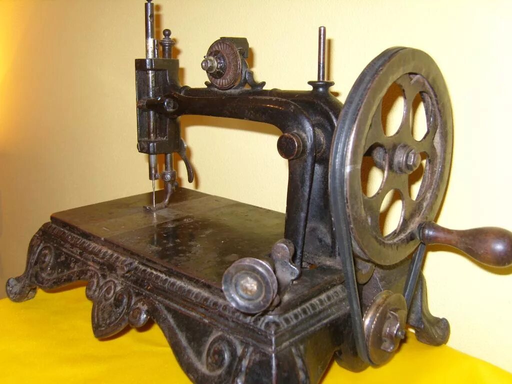 Швейная машинка 18. Швейная машинка Зингер 20 век. Первая швейная машинка Зингер 19 века. Зингер 1896 года. Швейная машинка Зингер 1851.