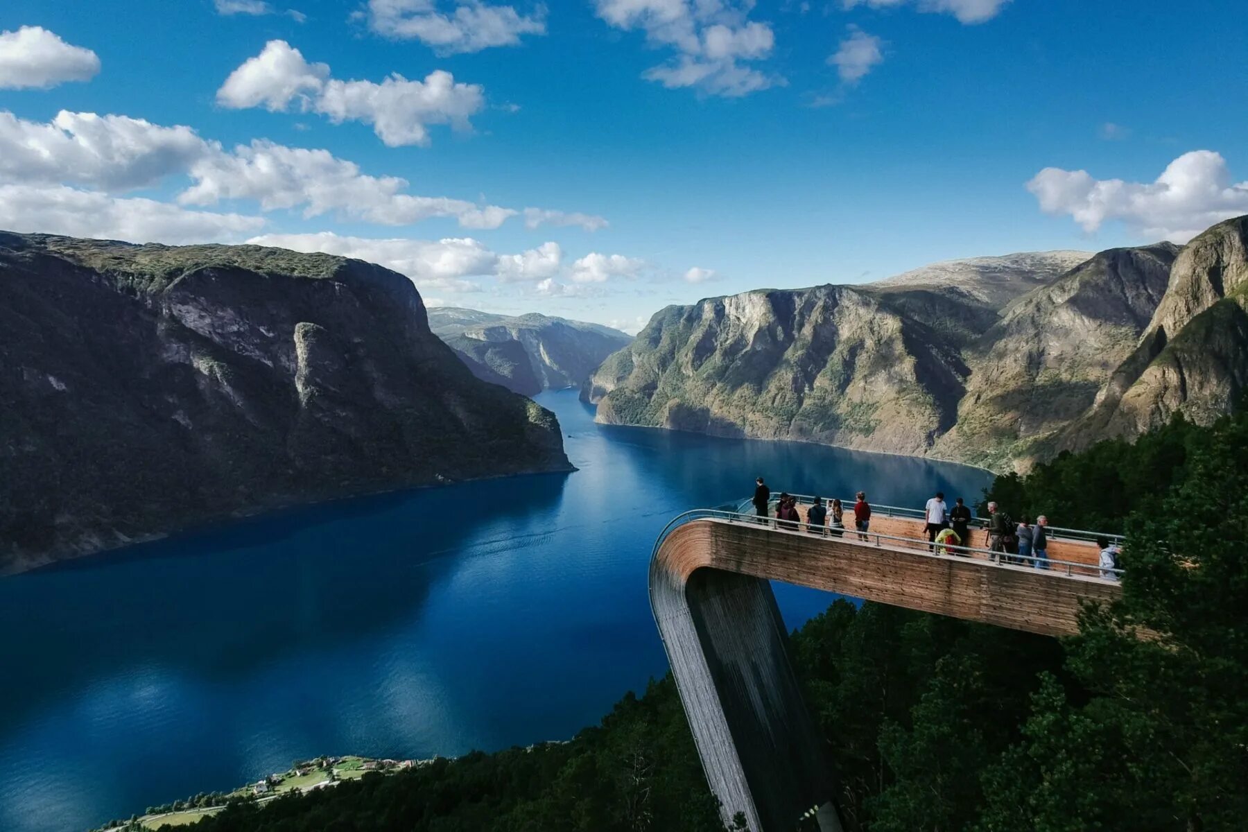 Какая страна имеет знаменитую природную достопримечательность фьорды. Aurland Lookout, Норвегия. Обзорная площадка Стегастейн Норвегия. Норвегия фьорды смотровая площадка. Смотровая площадка Aurland Lookout.