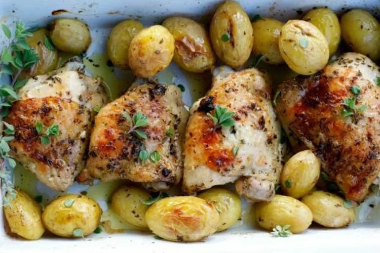 Запечь бедра с картошкой. Куриные бедра с картошкой. куриные бедра с картошкой в духовке. запеченная картошка с бедрышками. бедрышки с овощами в духовке.