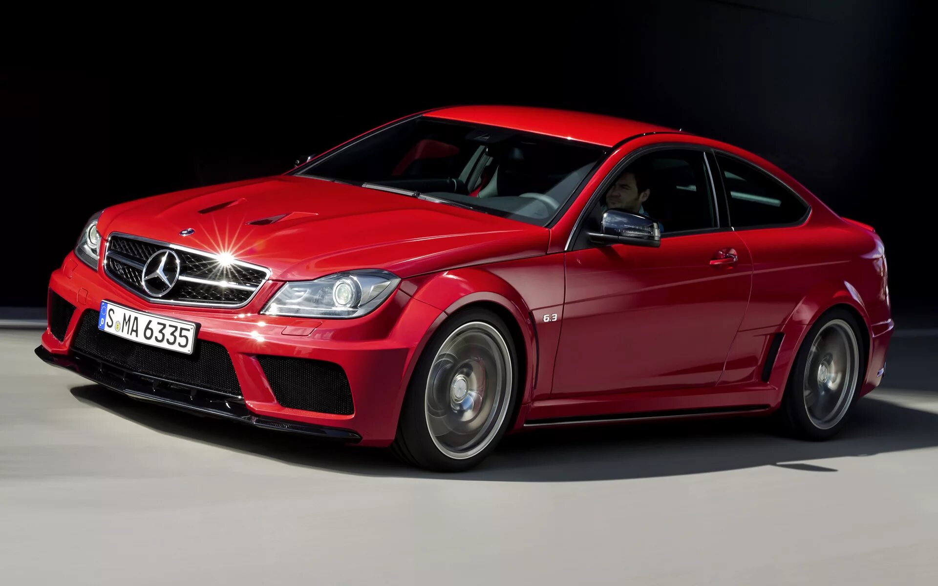 Показать c. Mercedes Benz c63 AMG красный. Мерседес c63 AMG купе красный. Мерседес c63 AMG Coupe Black Series. Benz AMG c63 Coupe красный.