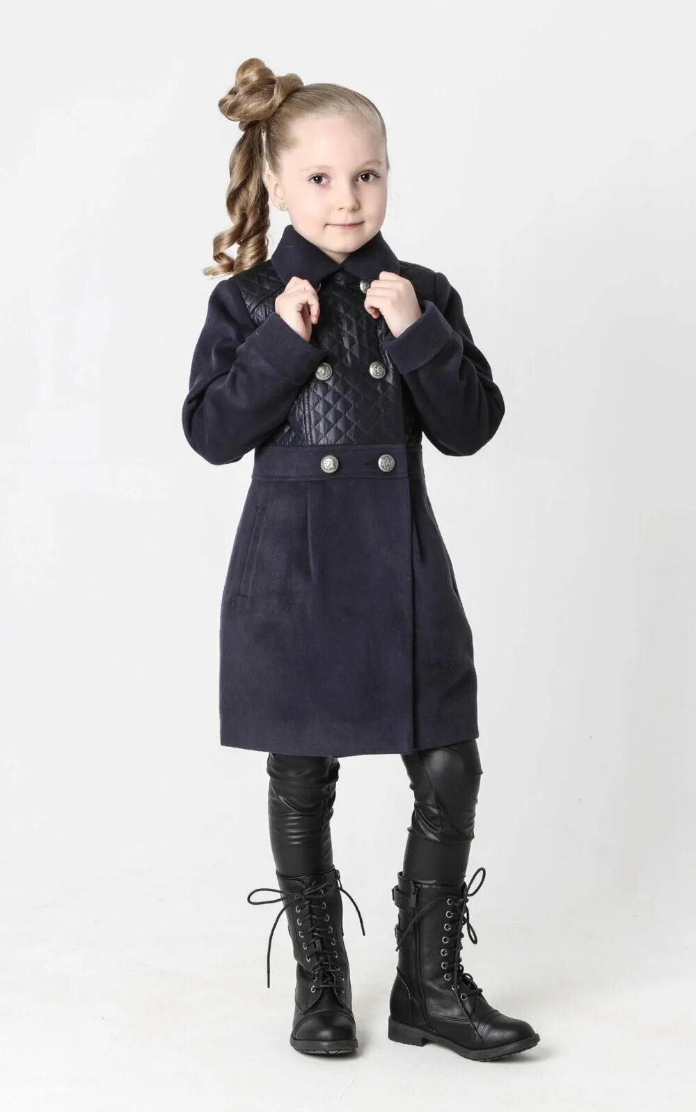 Подросток в черном пальто. Черное пальто для девочки. Пальто подростковое для девочек. Драповое пальто для девочки. Пальто черное для девочки.