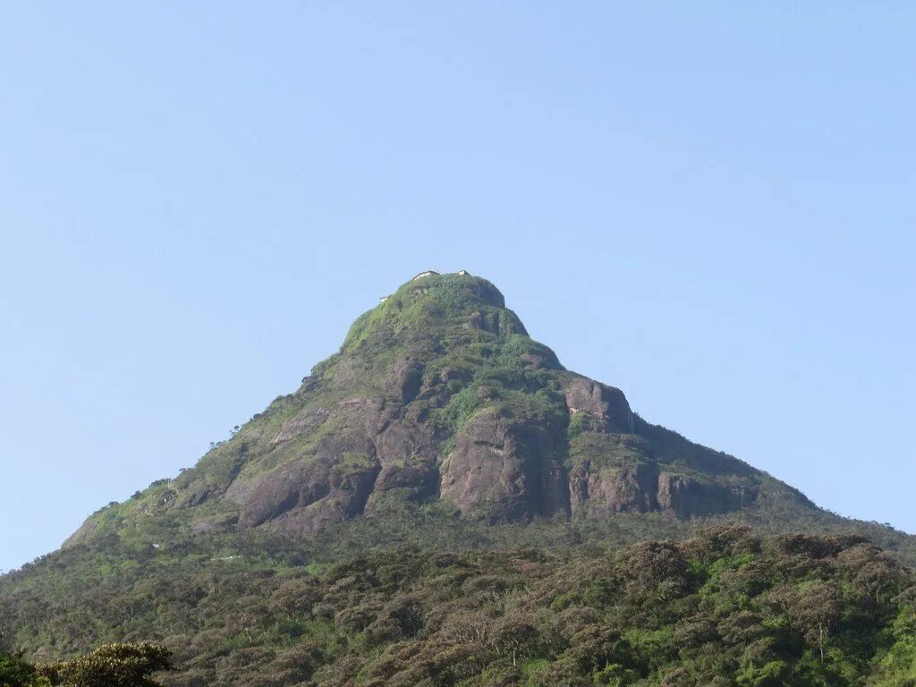 Малый адамов пик шри ланка. Пик Адама Шри-Ланка. Горы Шри Ланки пик Адама. Пик Адама 2243 м. Пик Адама Шри-Ланка высота.