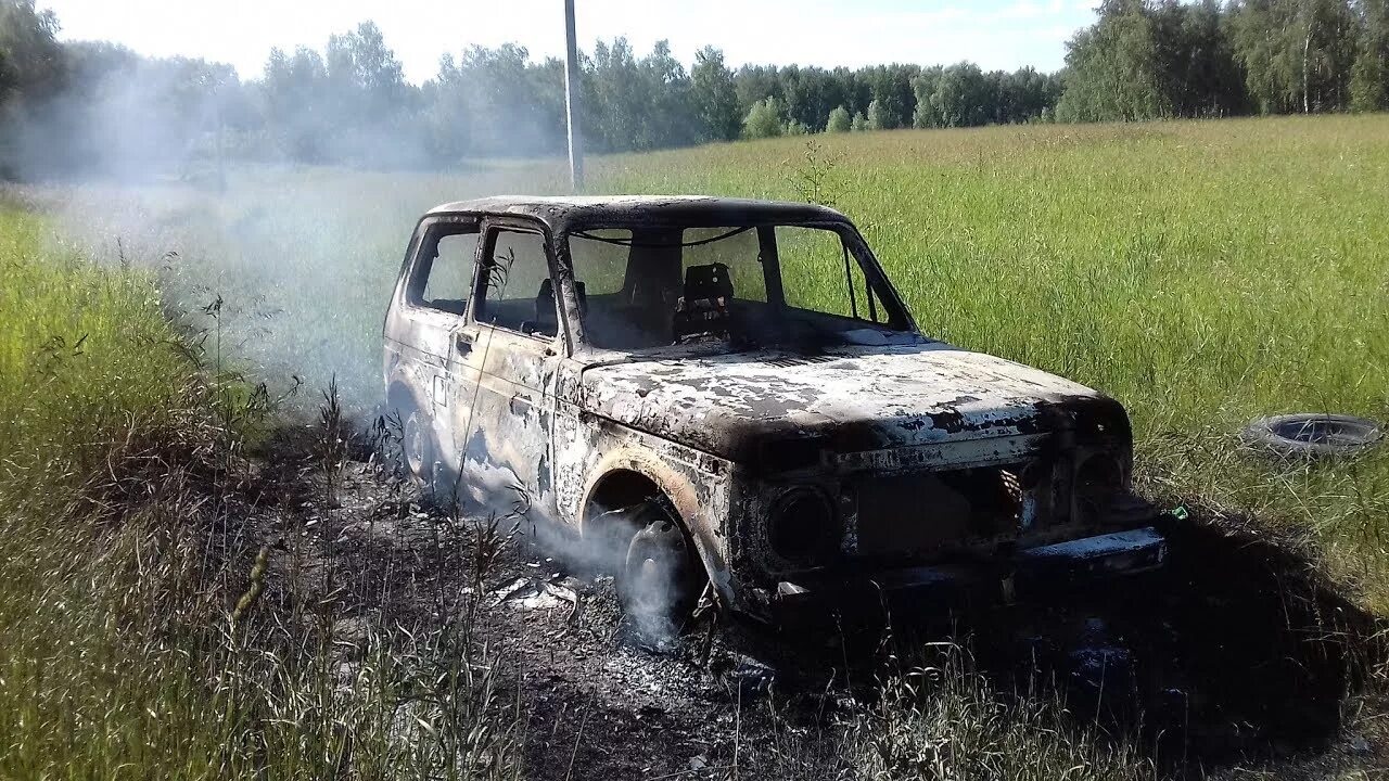 ВАЗ 2121 Нива заброшенная. Сгоревшая машина в лесу. Брошенная Нива в лесу. Нивы кидать