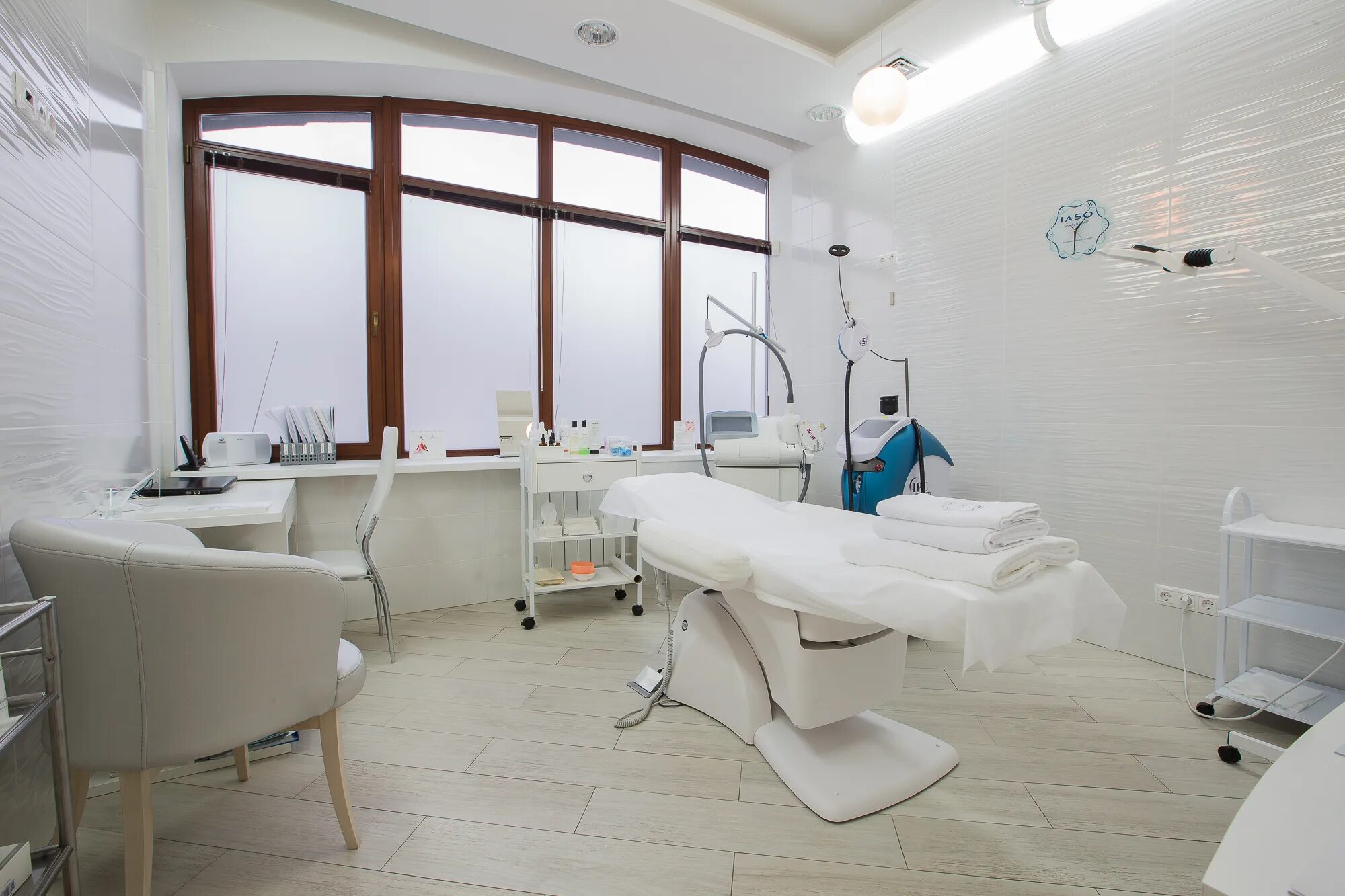 Лучшие клиники косметологии рейтинг. Candela concept clinic. Клиникакосмитологии и дерматологии. Косметологический салон. Косметологический центр.