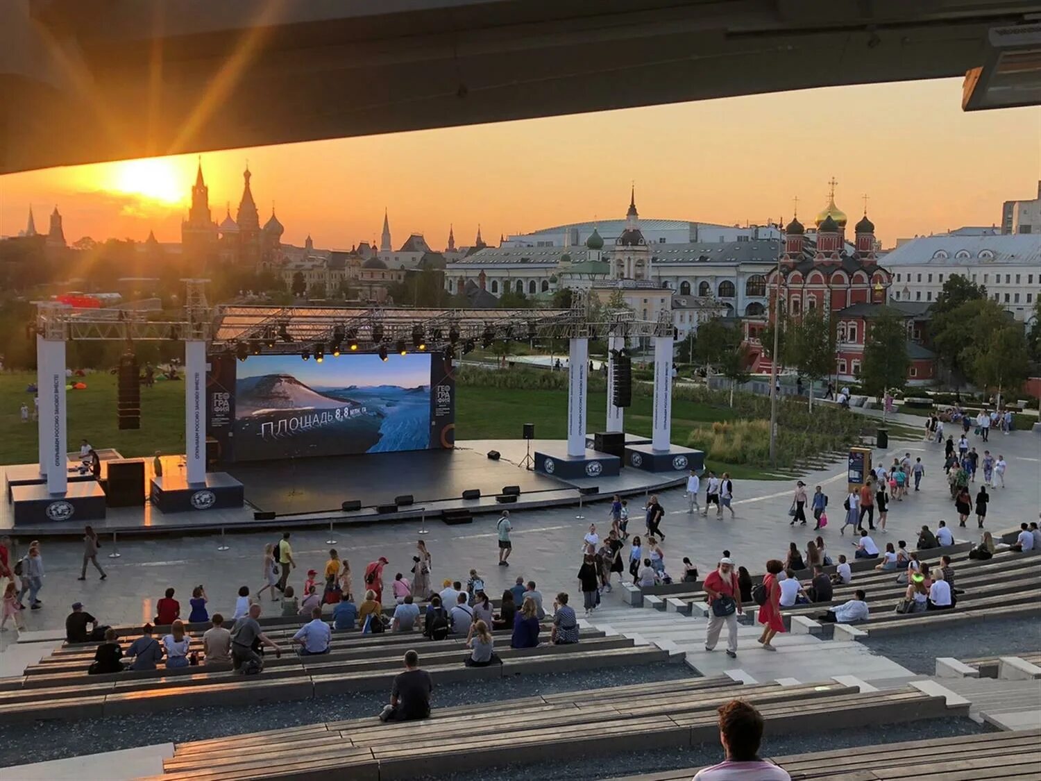 парк зарядье смотровая площадка. парк зарядье сейчас. парк зарядье балкон. пленарное заседание муф. выставка в зарядье в москве 2023 сегодня.