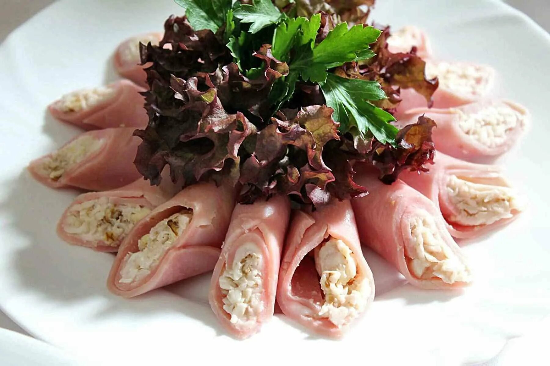 горччее натпраздничный стол. мясные блюда на праздничный стол. мясные банкетные закуски. мясо на праздничный стол. закуски мясные рецепт фото.