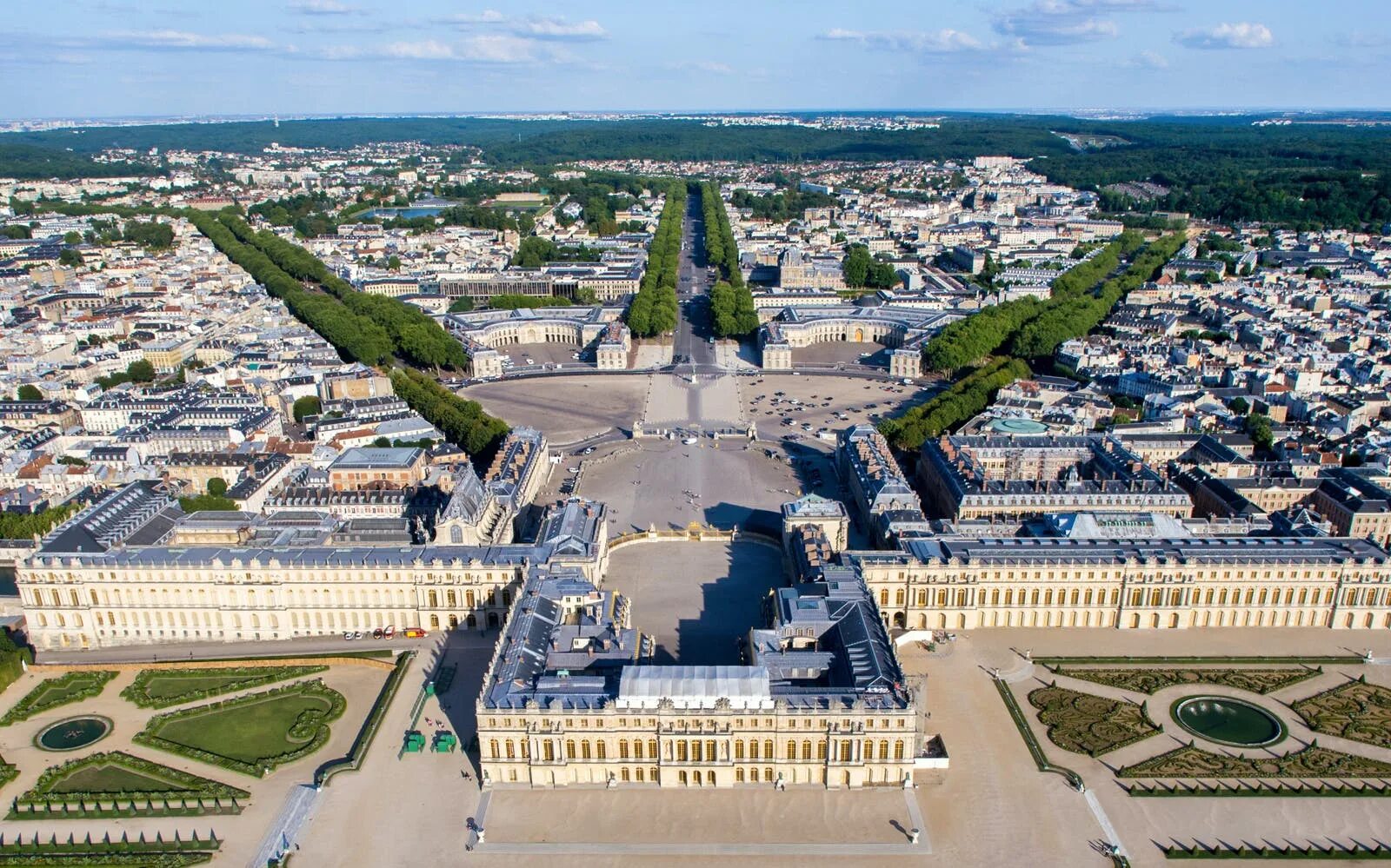 Chateau versailles. Версальский дворец Версаль Франция. Версаль дворцово-парковый ансамбль во Франции. Площадь армии Версаль. Дворцовый ансамбль Версаля в Париже.