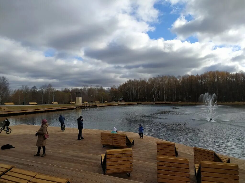 Общественный водоем. Парк Поющие Родники Белебей. Парк Белебей 2021. Городской пруд Белебей 2021. Белебей лесопарк Белебеевский.