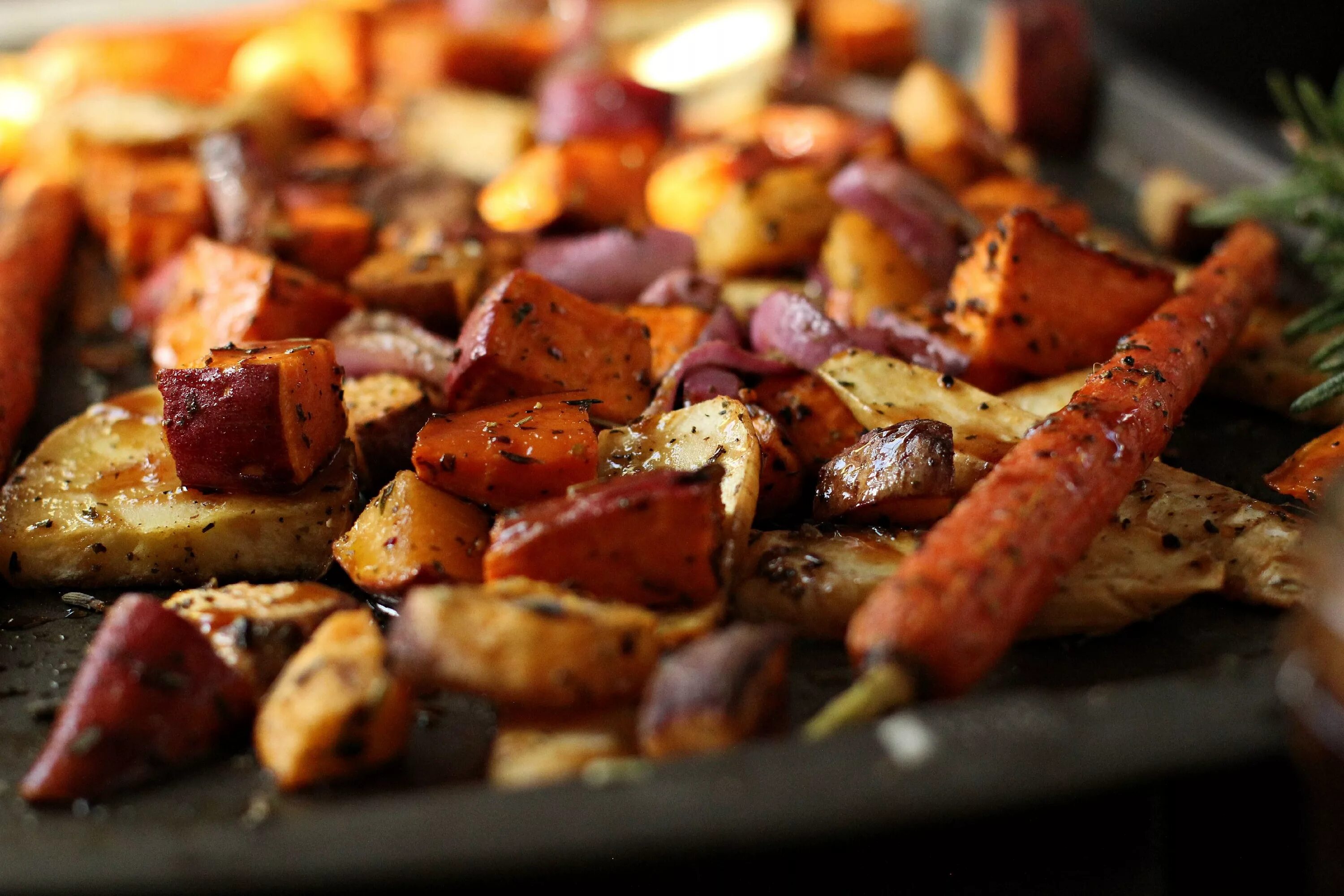 Roasted vegetables. Батат Айдахо. Батат хашбраун. Печеный батат. Печеные овощи.