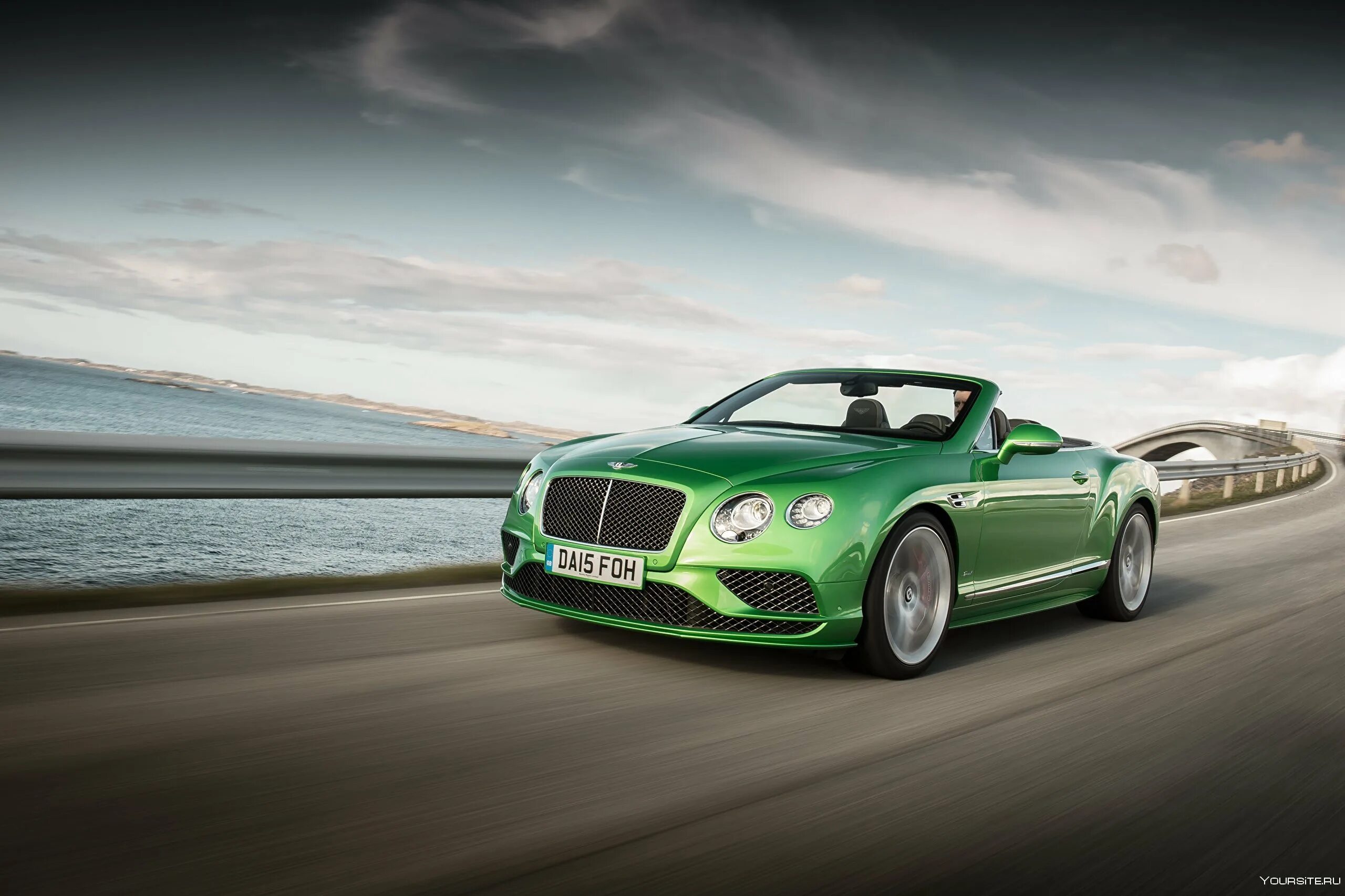 Зеленая машина фото. Bentley Continental gt 2015. Bentley Continental gt Speed 2015. Бентли Континенталь gt зеленая. Бентли Континенталь 2015 кабриолет.
