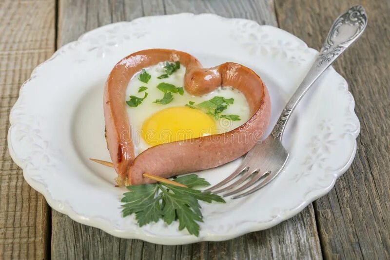 Яичница с сосисками. Яйцо в сосиске к завтраку. Сосиска с яйцом в виде. Красивый завтрак с яйцом и сосиской. Яйцо с колбаской