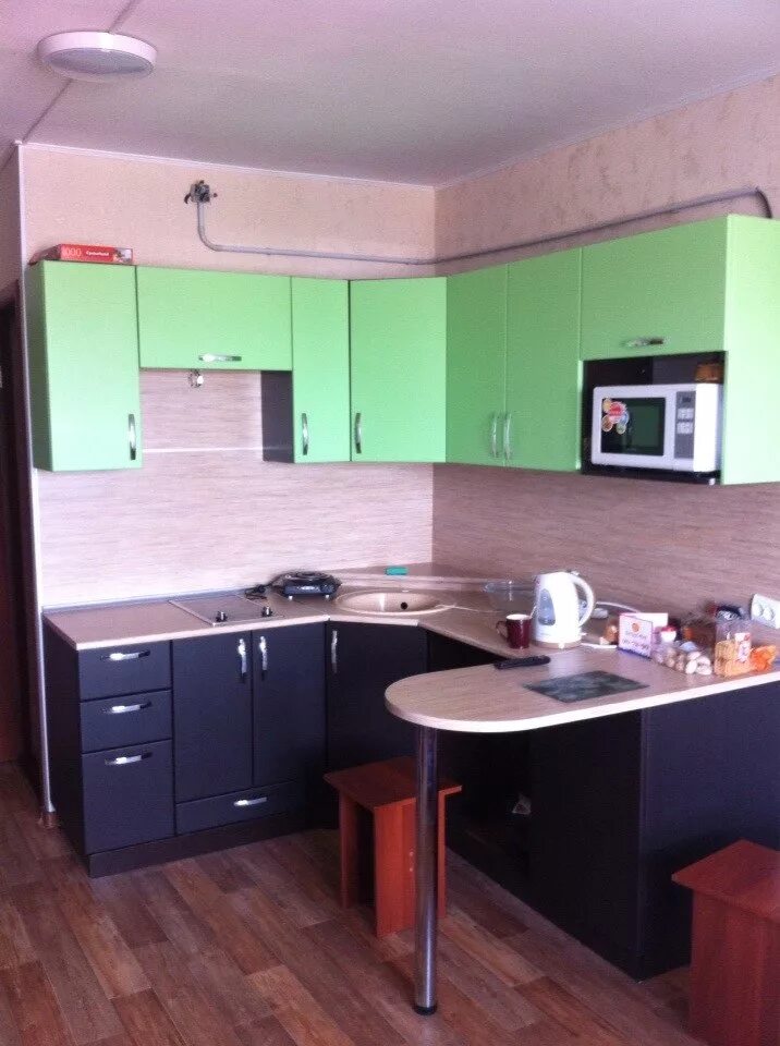 кухни для гостинок. интерьер кухни в гостинке. планировка кухни в гостинке. зеленая кухня в студии. кухонные гарнитуры в малосемейке.