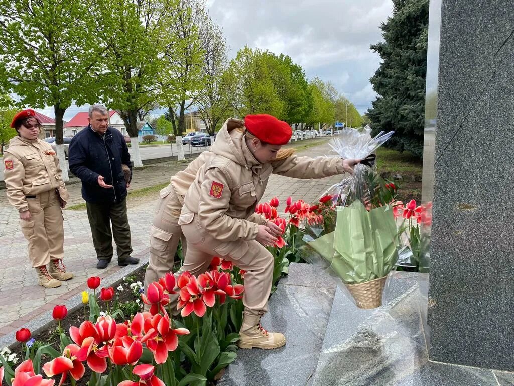 Возложение цветов к обелиску на 9 мая. Возложили цветы к обелиску. Возложение цветов к вечному огню. Возложили цветы к обелиску. Парк победы возложение венков.