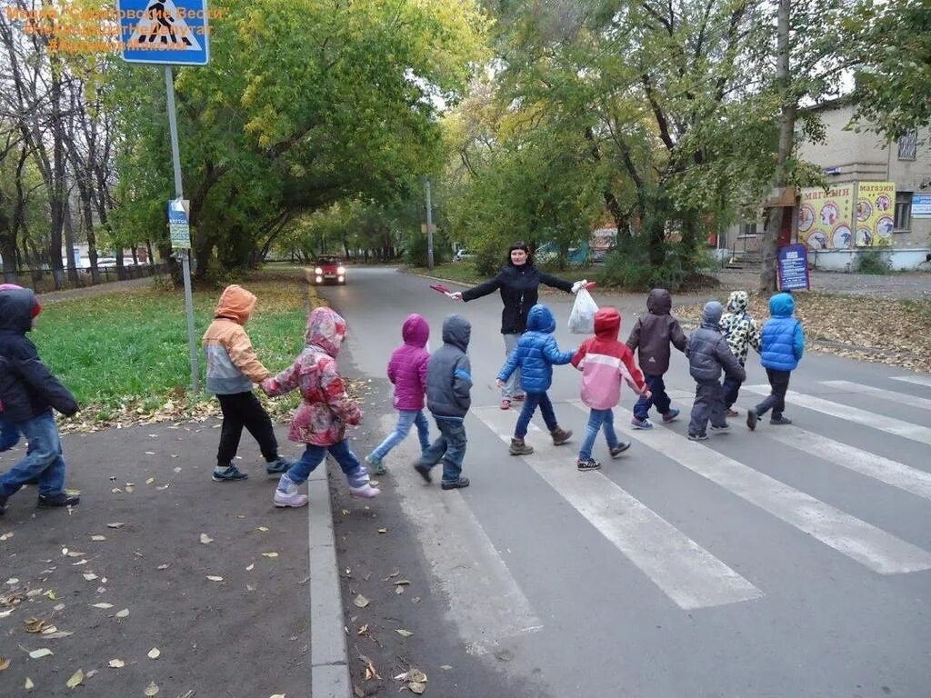 Пешеход во дворе. Пешеходы с детьми в детском саду. Дети не улице. Прогулка в детском саду.