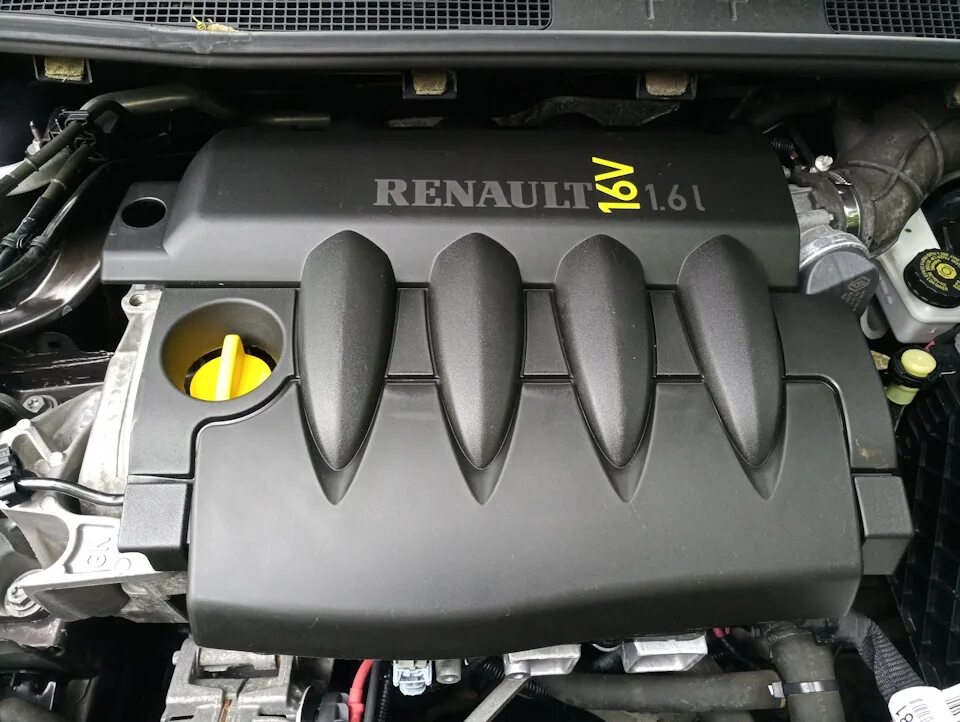 Renault fluence двигатели. 8200287536 Renault «крышка двигателя». Двигатель Рено Флюенс 1.6. Крышка двигателя Renault Fluence 1.6. Крышка двигателя Рено Меган 2 1.6 к4м.