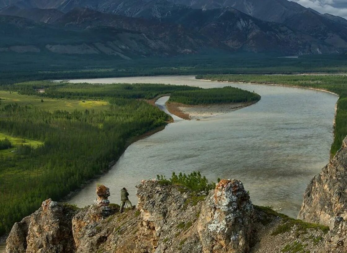 В это море впадает река якутии. Индигирка река реки Якутии. Северо Восточная Сибирь река Индигирка.