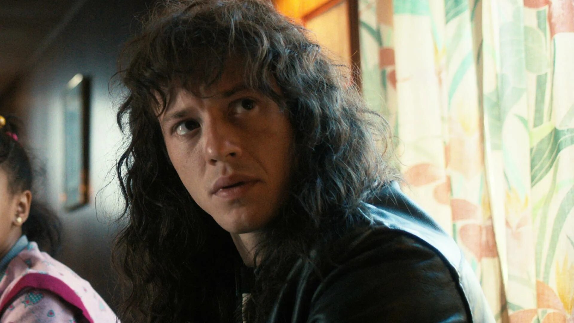 Эдди очень странные дела актер. Эдди очень странные дела актер. Joseph quinn eddie munson. Джозеф куинн очень странные дела. Эдди очень странные дела актер.