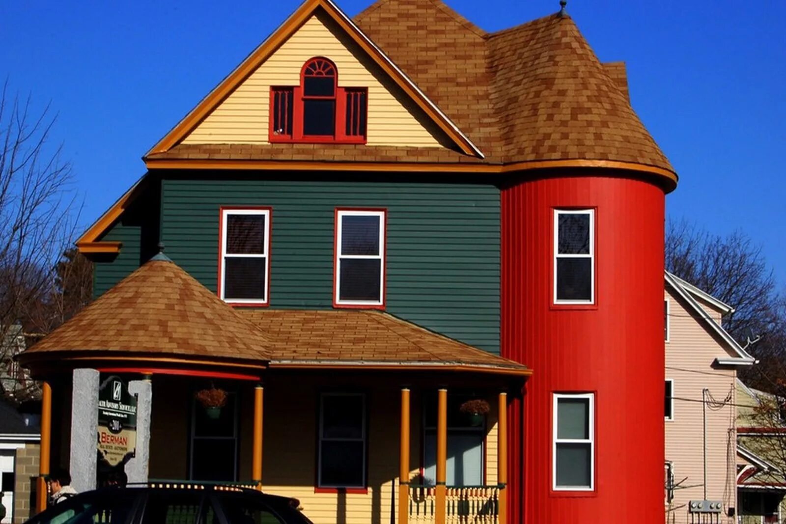 Какой краской покрасить дачу. Цвета домов. Оранжевый дом с коричневой крышей. Яркие фасады домов. Крашеный фасад дома.