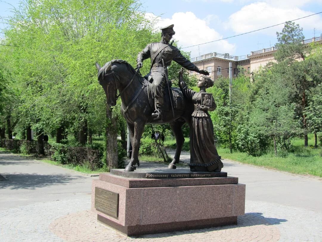 Какие памятники были созданы в 11. Памятник казачеству в Волгограде. Памятник казачеству в Волгоградской области. Серяков скульптор Волгоград. Памятник Донскому казачеству Волгоград.