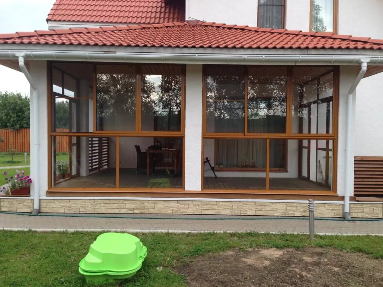 Веранда с панорамными окнами. Остекление террасы. Остекление террасы фото. Безрамное остекление террасы. Остекление террасы фото.