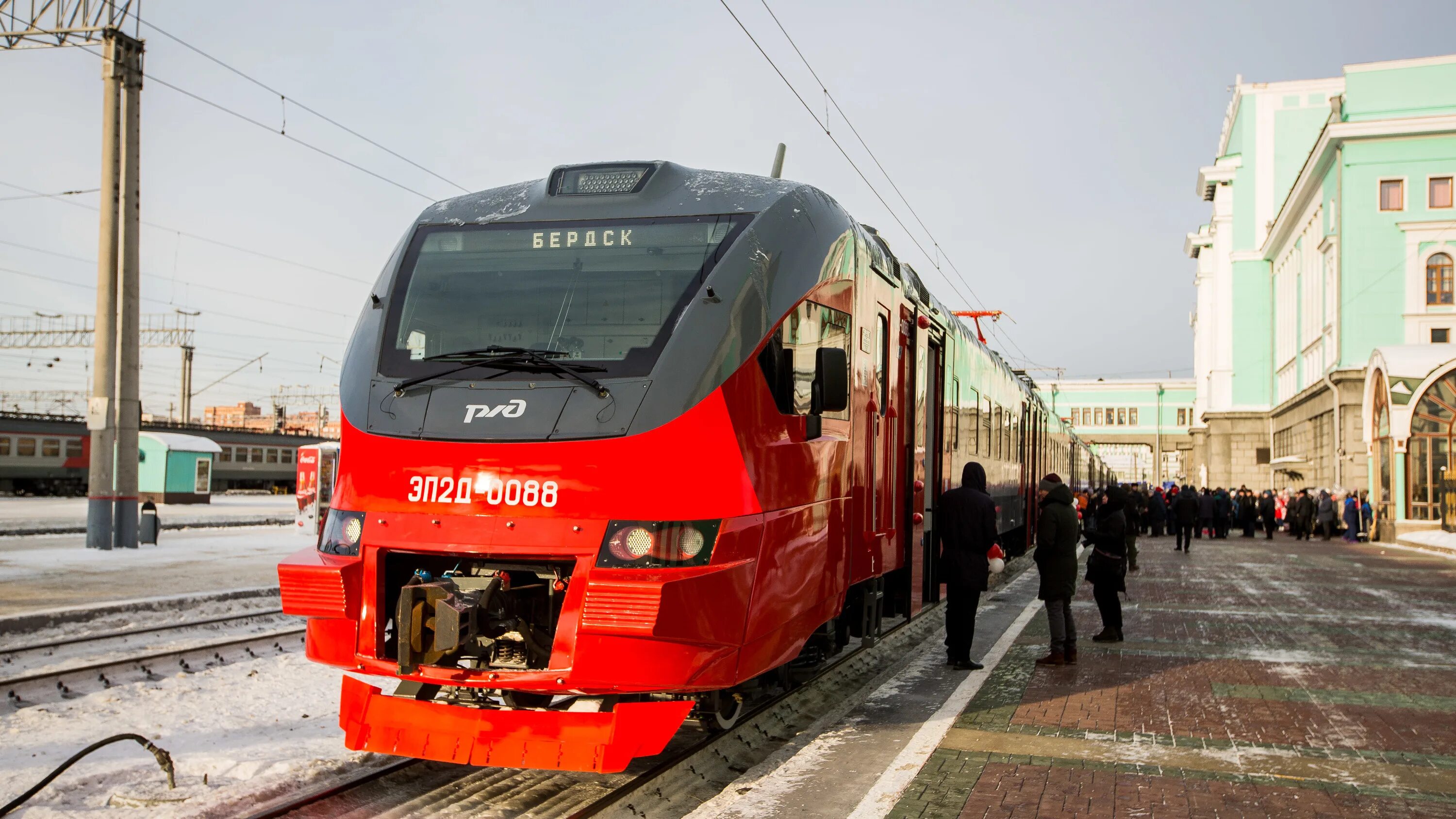 Есть ли поезд новосибирск. Эп2д Новосибирск. Поезд Ласточка Новосибирск. Эс250 Сокол. Новые электрички в Новосибирске.