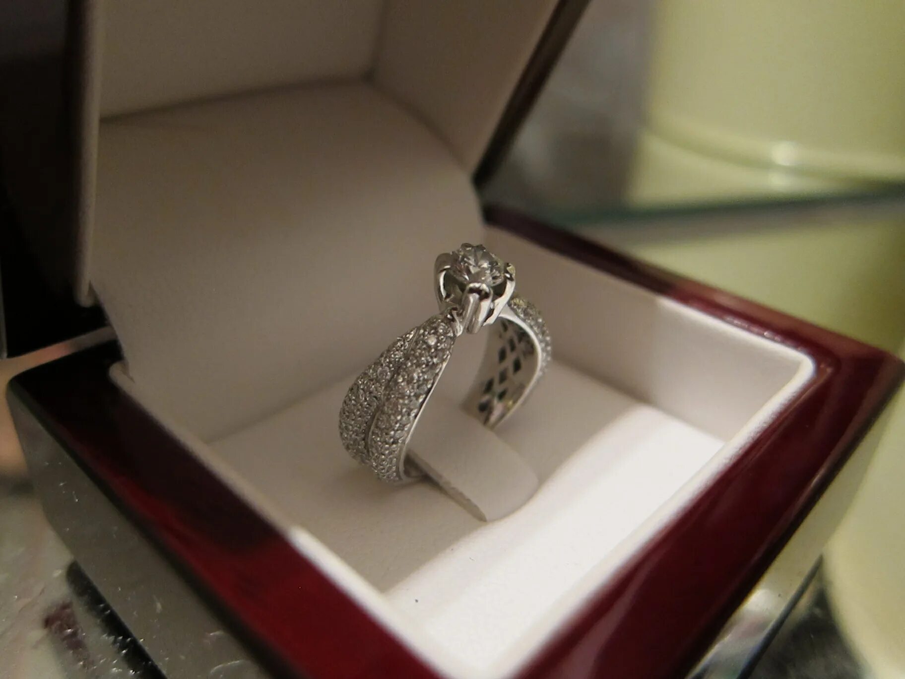 Золотое кольцо с бриллиантом в коробочке. Кольцо помолвочное в коробке. Пломба на кольце. Кольцо с бриллиантом в коробочке. Красивое кольцо с бриллиантом в коробочке.