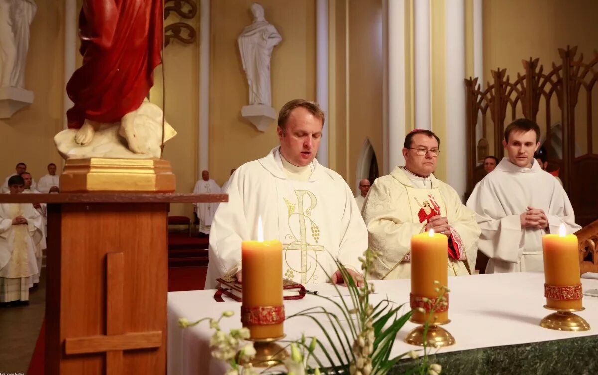 Дмитрий новоселецкий священник. Взятка от настоятеля католического храма. Католический приход москва отец андрей. Монсеньор католической церкви. Игумен в католицизме.