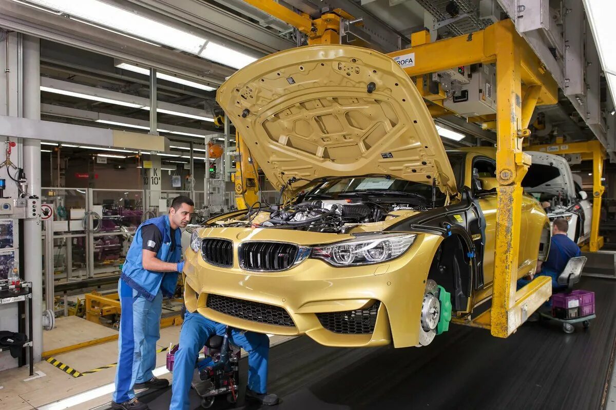 Сборочный конвейер БМВ м5. BMW m4 производство. BMW zavod. Завод BMW конвейер. Время производства автомобилей