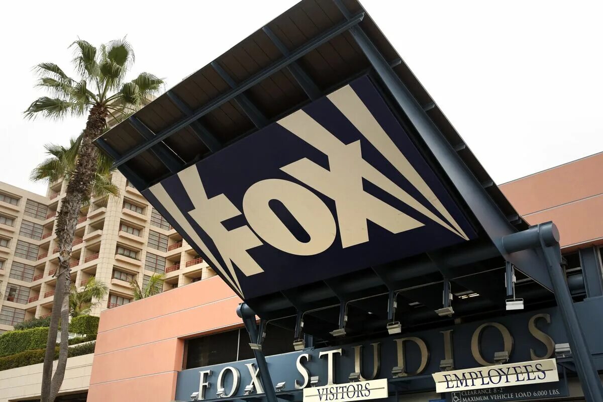 Th fox. 20th Century Fox Studios Лос Анджелес. 20th Century Fox студия здание в Лос-Анджелесе. Лос Анджелес Голливуд 20 век Фокс. 20 Век Фокс офис.