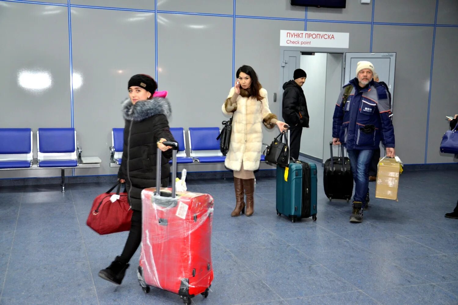 Встреча пассажиров в аэропорту. Где встречают прилетевших в челябинске. Где встречать людей в пулково. Аэропорт кольцово перрон. Баку аэропорт паспортный контроль.