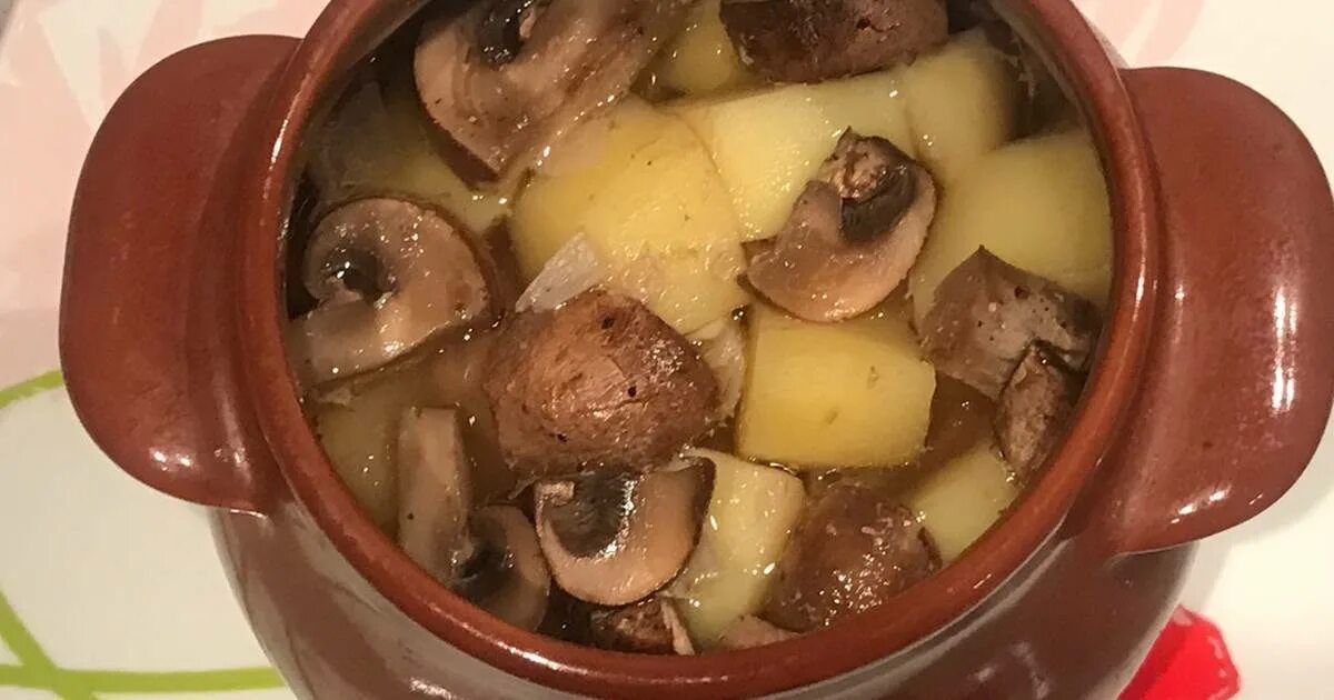Горшочки с лесными грибами. Горшок для еды. Мясо в горшочках с картошкой в духовке. Картошка с мясом и грибами в горшочках. Горшочки с лесными грибами.