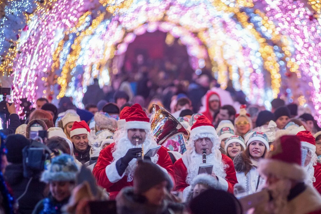 События новый год москва. Фестиваль путешествие в Рождество в Москве. Москва фестиваль «путешествие в Рождество» год космонавтики. Фестиваль «путешествие в Рождество» (Москва) каток. Новогодние гуляния.