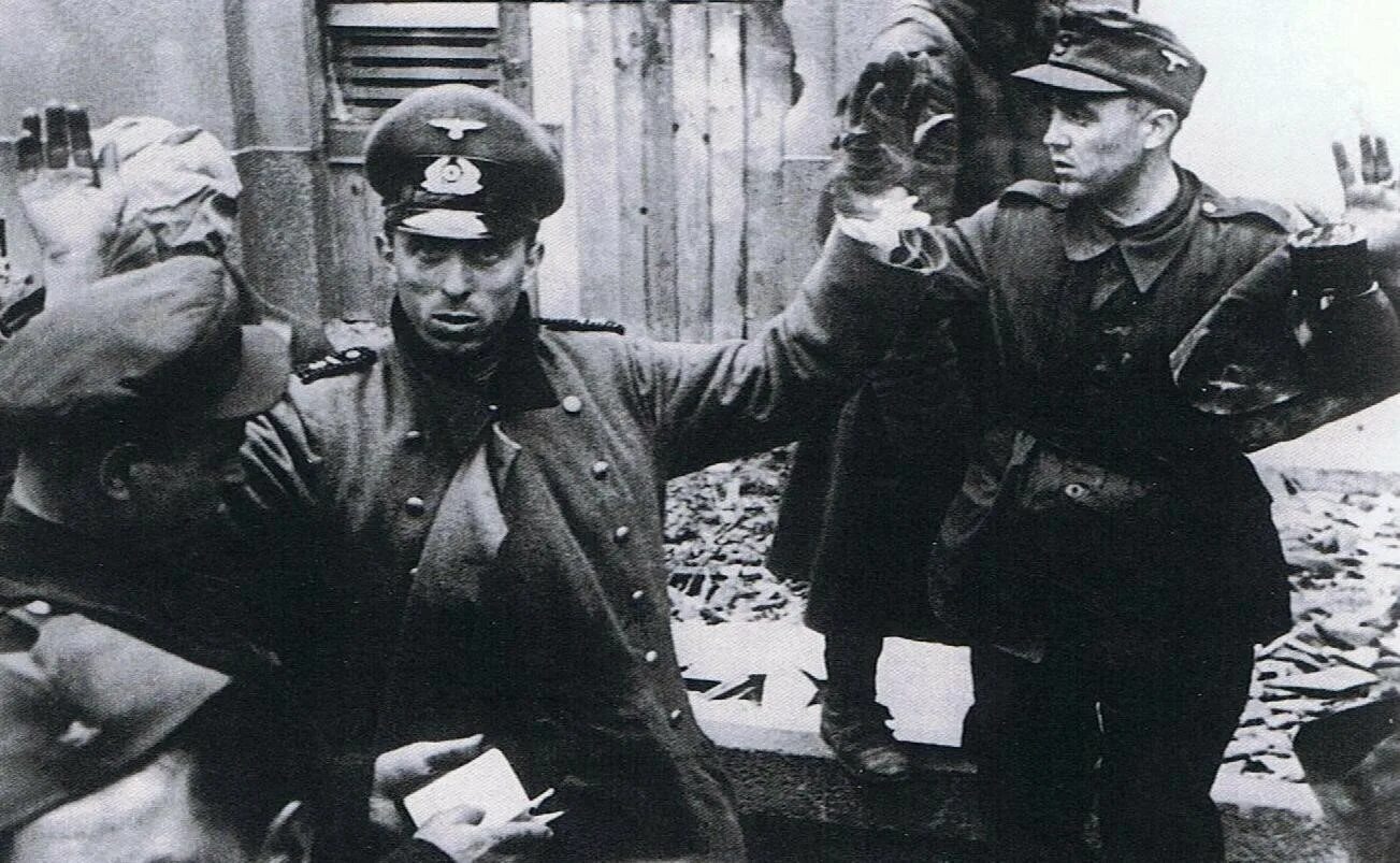 Немецкие солдаты сдаются в плен 1945. Берлин 1945 немцы сдаются в плен. Дивизия Нордланд Берлин 1945. Немецкие солдаты сдаются в плен в Берлине. Захват мая