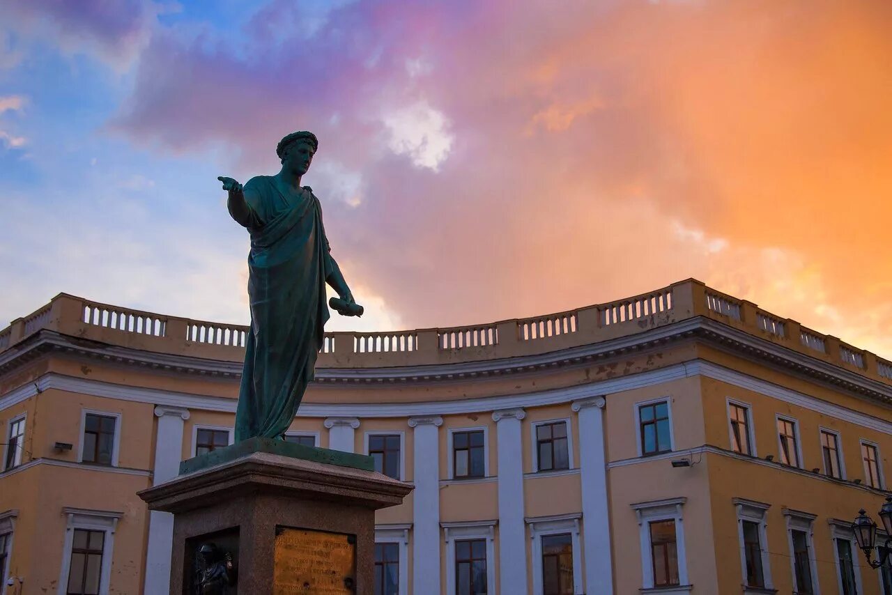 Памятник дюку де ришелье. Мартос памятник герцогу де ришельё. Дюк одесса. Дюк ришелье мартос. Дюк ришелье мартос.