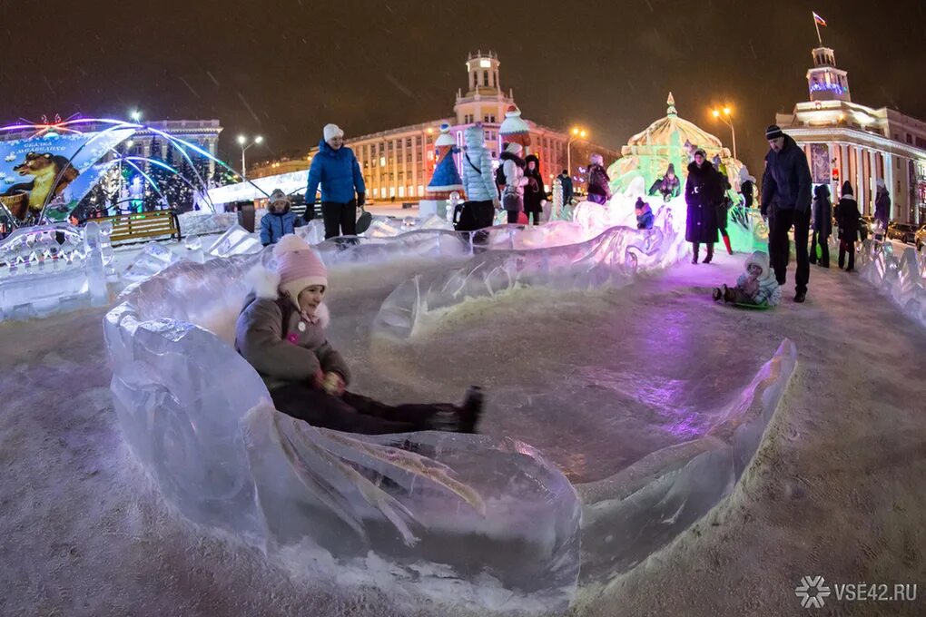 Зенковский парк в прокопьевске горки. Горка в кемерово. Ледяной городок на площади кемерово. Ледяной городок новосибирск 2022 на набережной. Самая большая горка зимняя в абагуре.