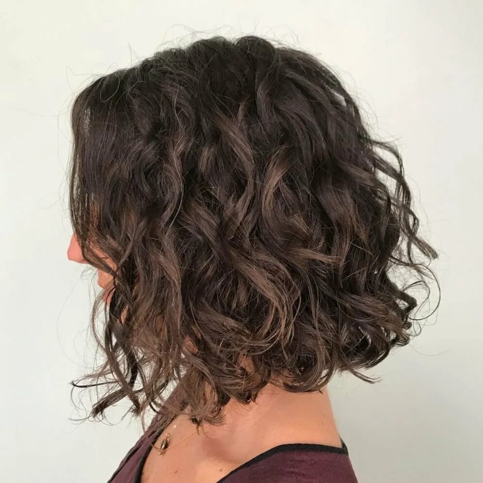 Боб каре вьющиеся. Лонг Боб кудри. Боб на кудрявые волосы. Wavy Bob кудрявый. Удлиненное градуированное каре на вьющиеся волосы.