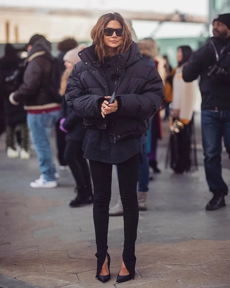 Orolay пуховик женский. стильные образы с пуховиком. куртка черная женская зимняя модная. кожаные брюки с пуховиком. черная куртка зимняя стили.