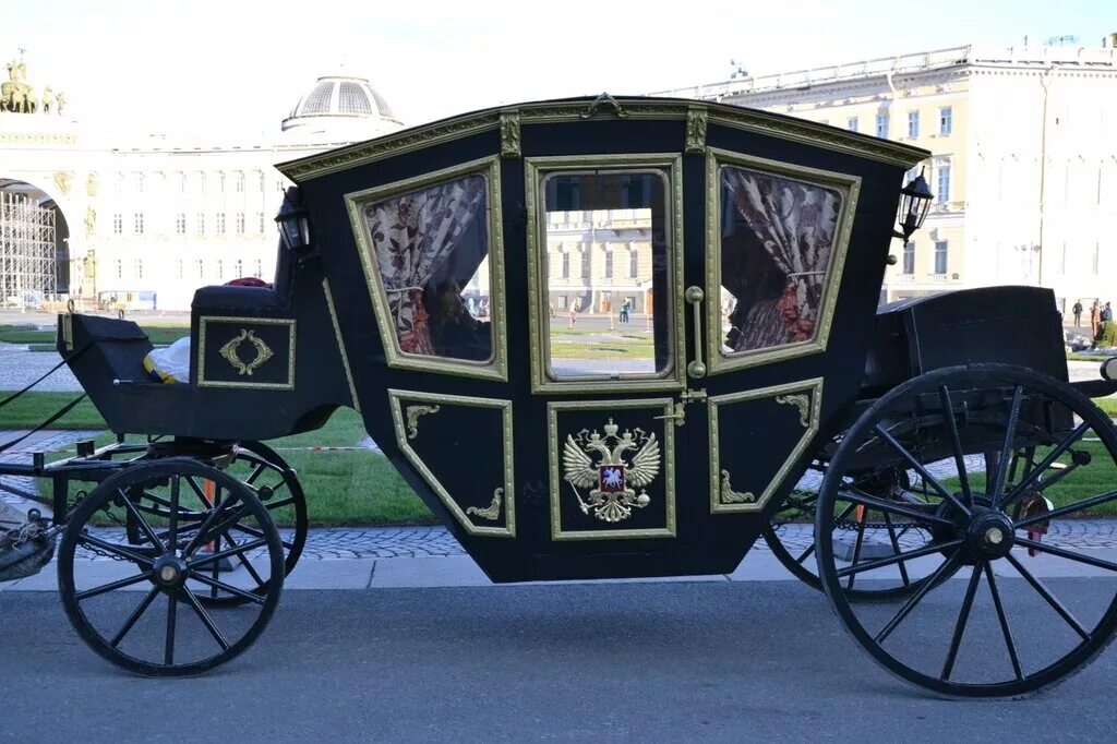 Карета разбор. Карета 19 века россия вид сбоку. карета сарабиа витторио. царская карета.