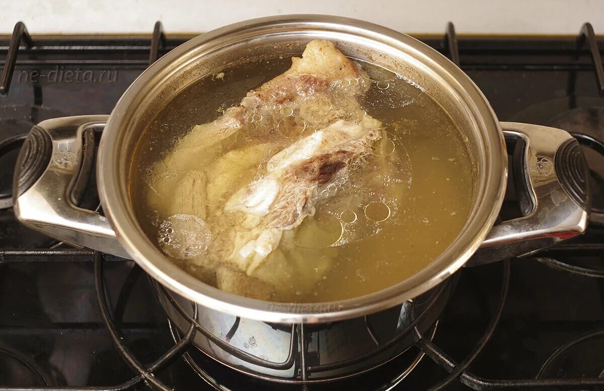 Как использовать говяжий бульон. Бульон в кастрюле. мясной бульон. мясной бульон в кастрюле. кастрюля для варки бульона.