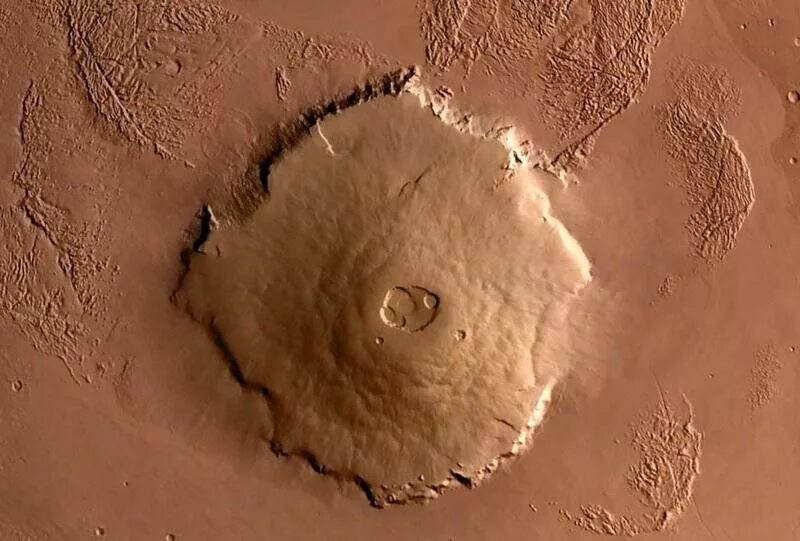 Самая высокая гора в солнечной системе находится. Гора Олимп на Марсе. Марс Планета гора Олимп. Рельеф Марса гора Олимп. Марсианский вулкан Олимп.