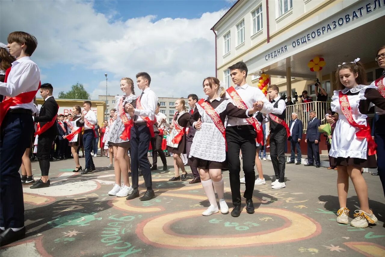 207 выпускников школ города н собираются. Выпускной в школе. Последний звонок выпускники. С праздником последнего звонка. Последний звонок в школах Подмосковья.