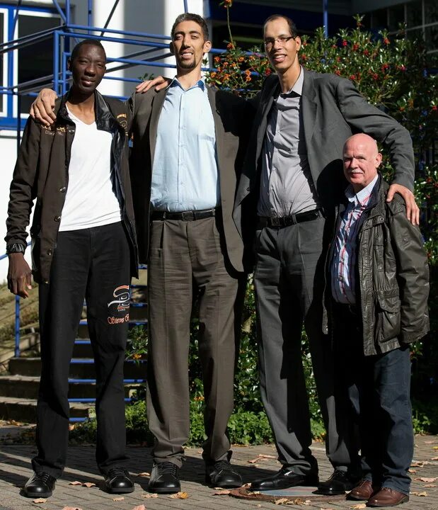 Какой самый главный человек в мире. Высокий человек. Люди выше 2 метров. Самый высокий человек. Человек 2 метра ростом.