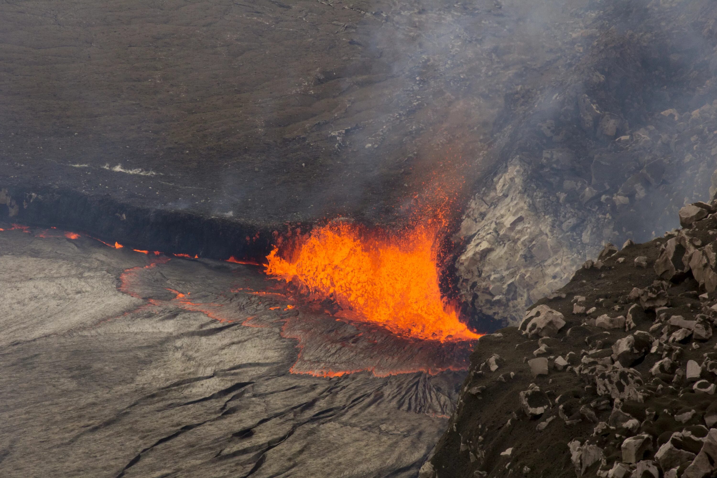 Сильные землетрясения извержения вулканов мощные гейзеры. Лавовое озеро Гавайи. Вулкан Килауэа. Землетрясение и извержение вулкана. Вулканы гавайского типа магма.