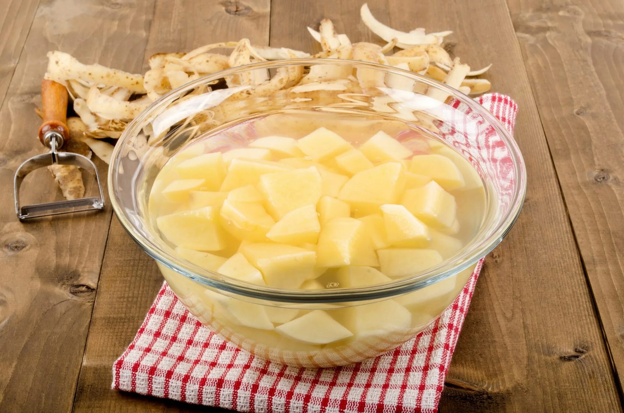Почему нельзя есть сырой картофель. Нарезанная картошка в воде. картошка в миске. картофель кубиками.