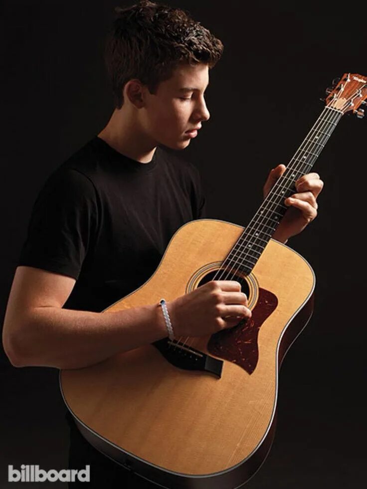 Shawn Mendes. Певец Шон Мендес. Шон Мендес фото. Shawn Mendes с гитарой.