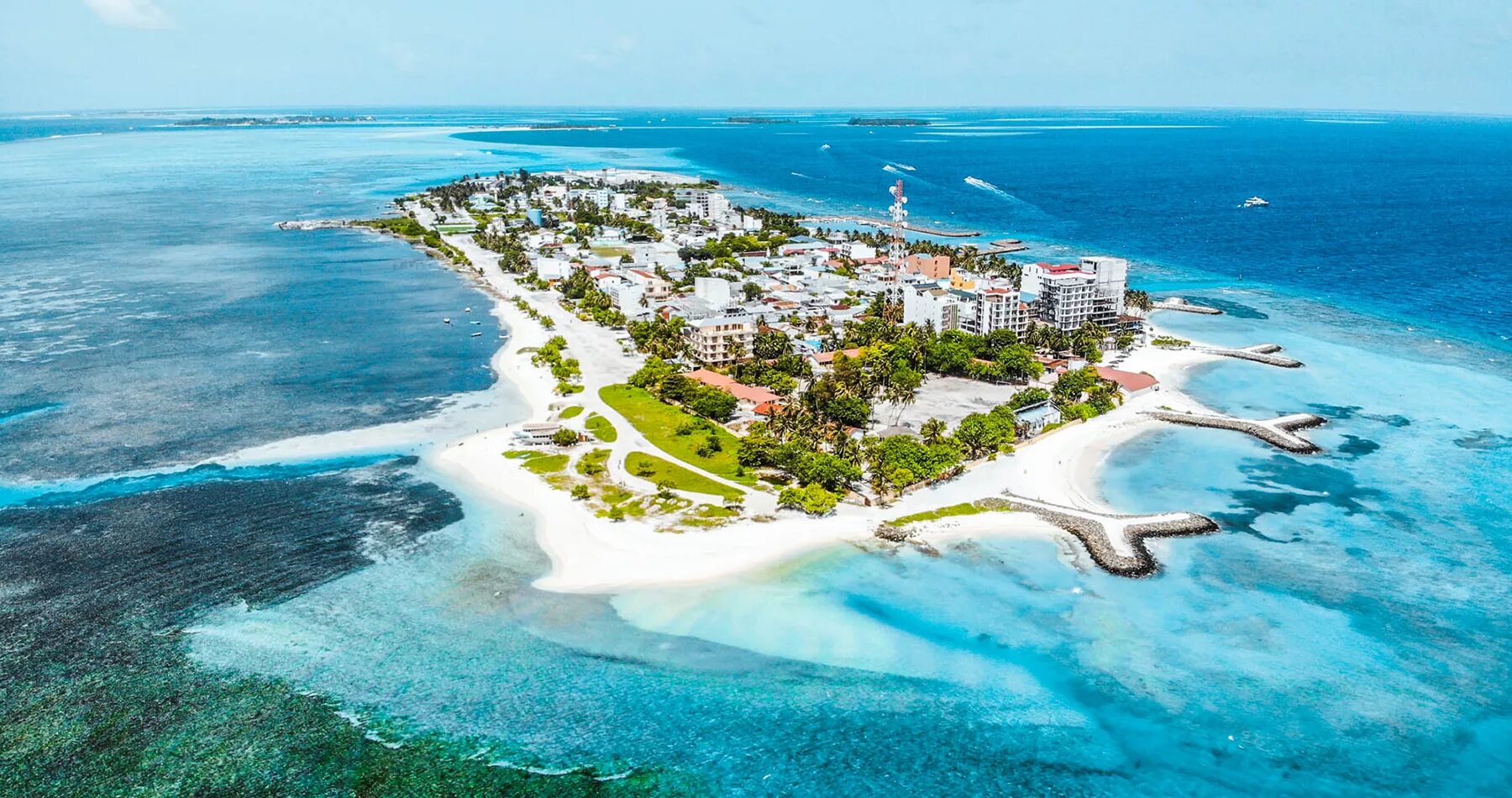 Lux north male atoll. Мале мальдивы улицы. Площадь мале мальдивы. Мале - столица мальдивской республики,. Атолл лааму мальдивские острова.
