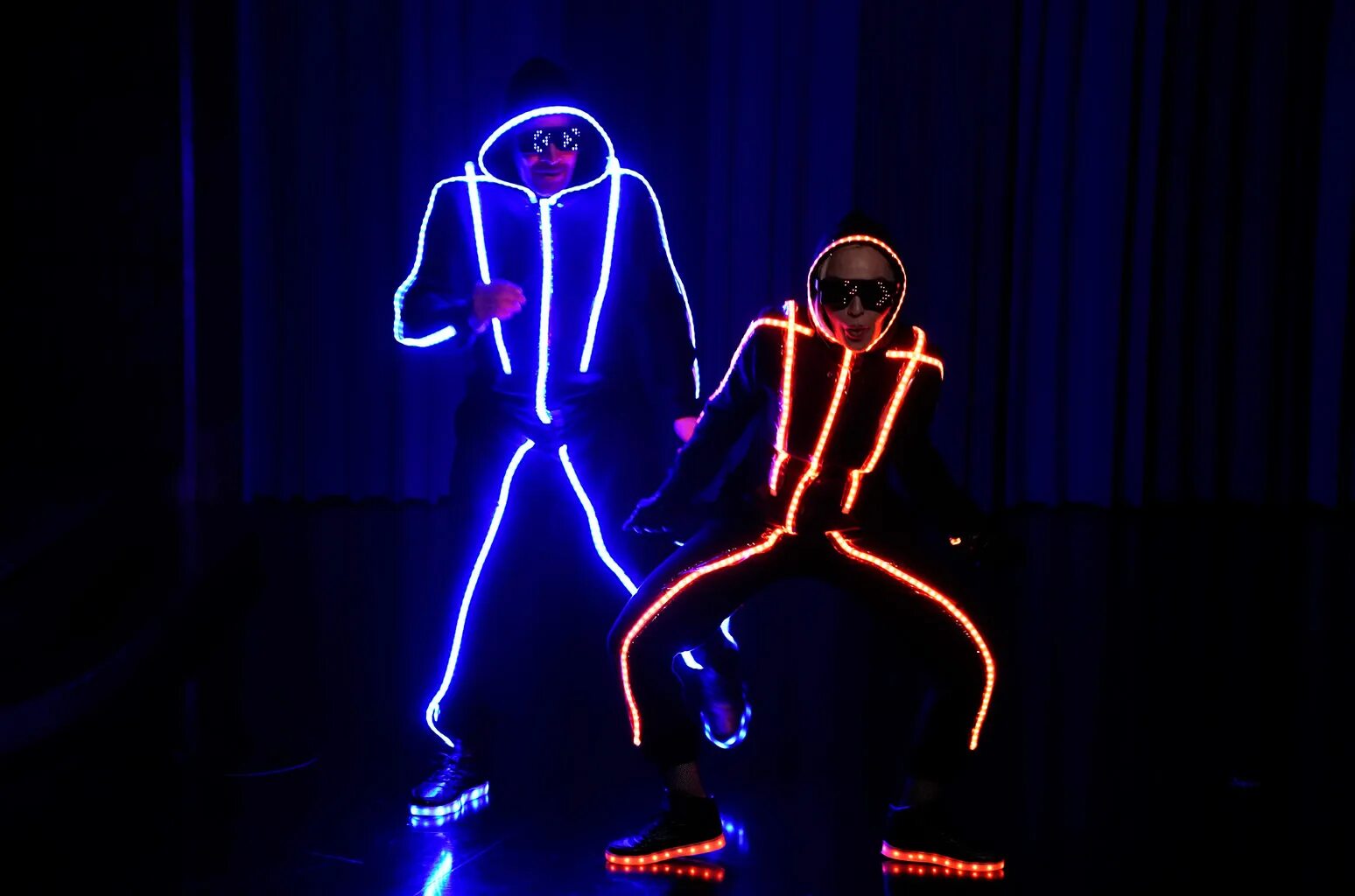 Танцы в неоне. Танцы в неоне. Танцующий неоновый человек. Neon dance. Неоновый танец в темноте.