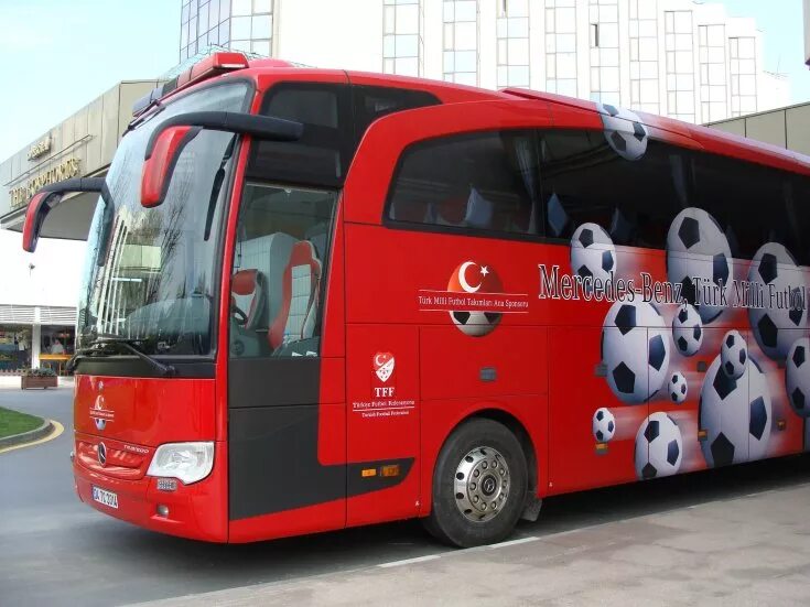 Автобус красное орехово. Красный автобус Мерседес. Автобусы футбольных команд. Экскурсионный автобус красный одноэтажный. Дельфин автобус красный.