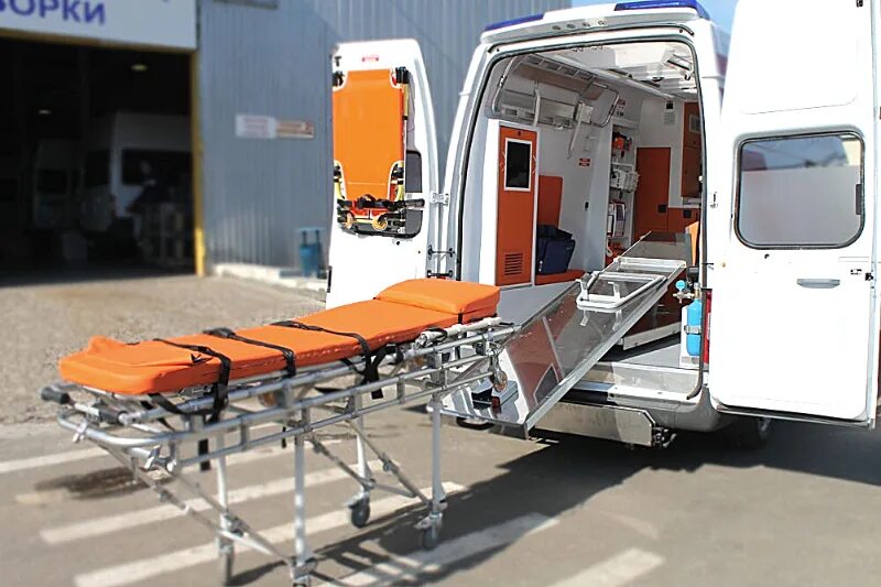 Носилки скорой помощи. В машине скорой помощи носилки. Санитарные машины для перевозки больных.