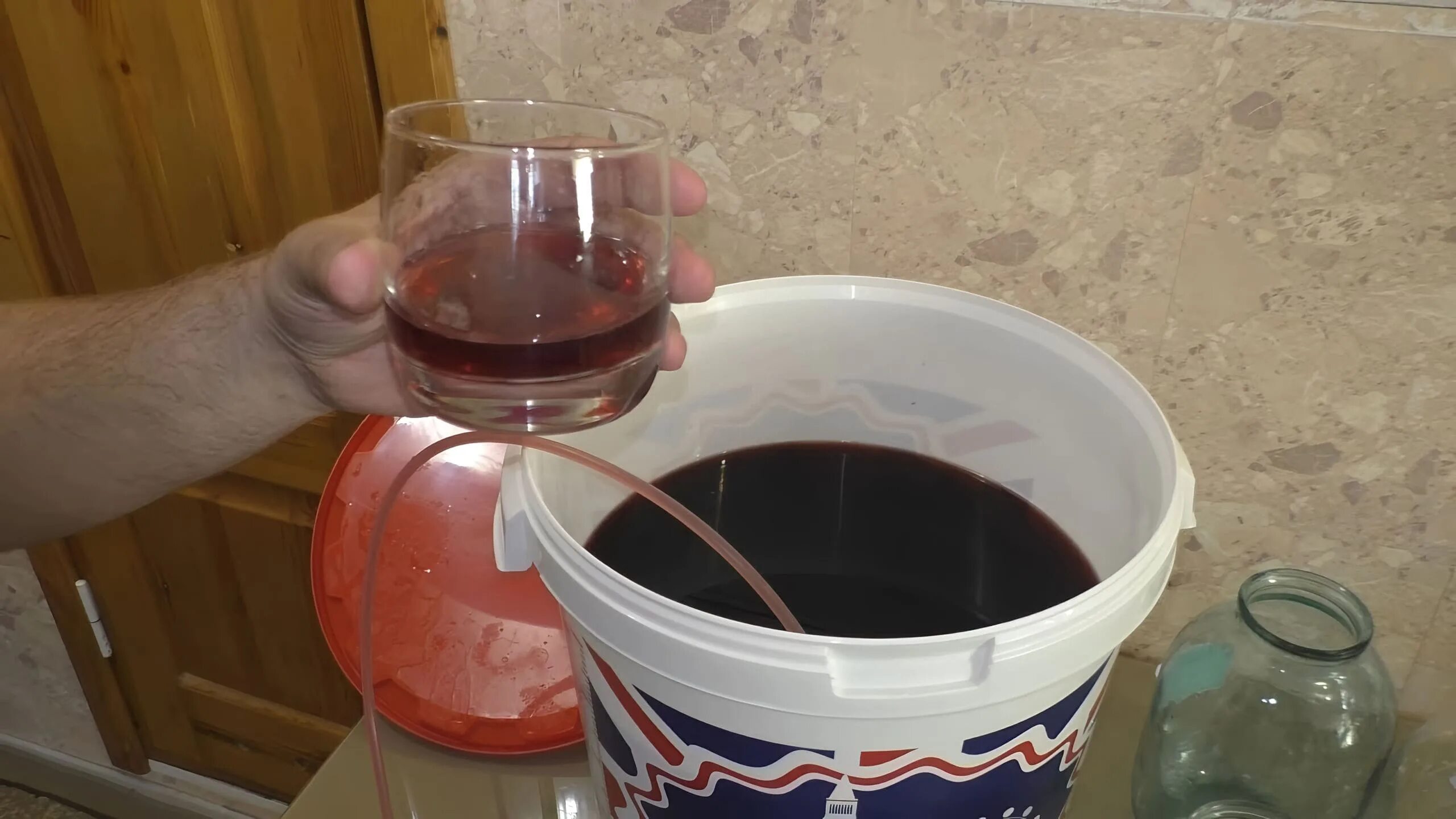 Домашнее вино. Вино из джемки. Вино из джемки. Самодельное вино. Приготовление вина из концентрата.